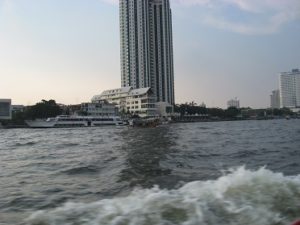 Båtfärd på floden i Bangkok.